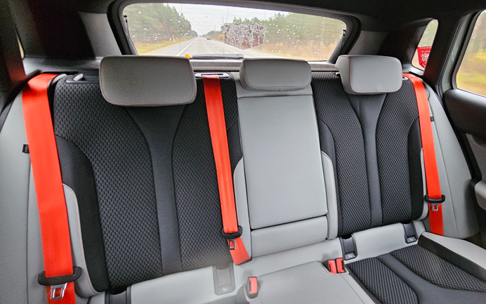 Attēls, kurā ir automašīna, auto sēdeklis, auto sēdekļa pārvalks, drošības josta</p><p>Mākslīgā intelekta ģenerēts saturs var būt nepareizs.